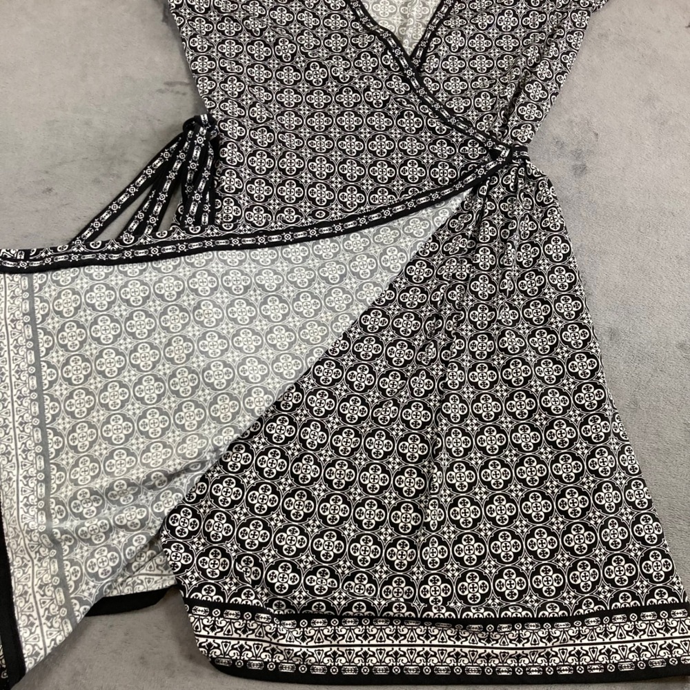 Max Studio Black White Geometric Medallion Print Wrap Dress Size M - Picture 2 of 7